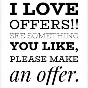 Hi Poshers! DOES IT CATCH YOUR EYE? Don’t be afraid to make an offer!